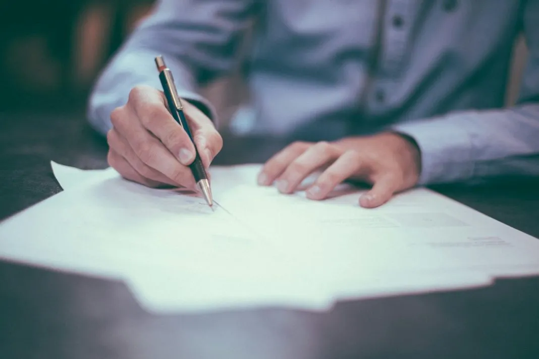 Une personne âgée et sa fille relisent un courrier administratif à table