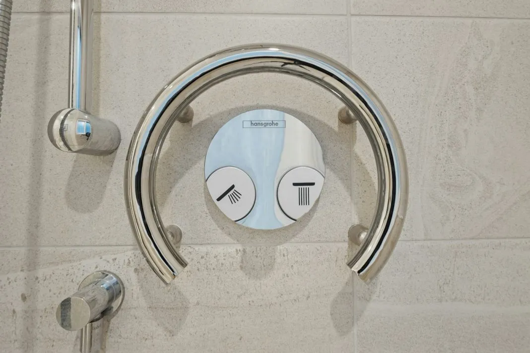 Salle de bain équipée d’une douche de plain-pied et d’une barre d’appui