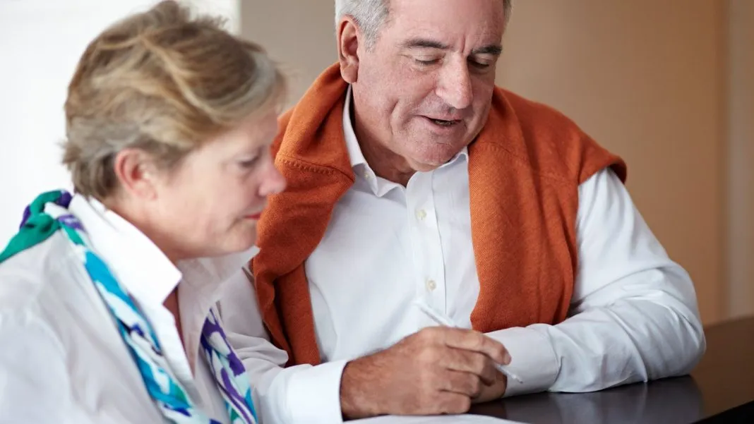 Un couple de seniors à un point d'accueil et d'information